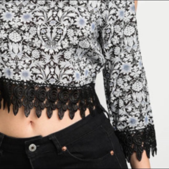 White black indigo Floral crop top w/crochet trim - Picture 6 of 8
